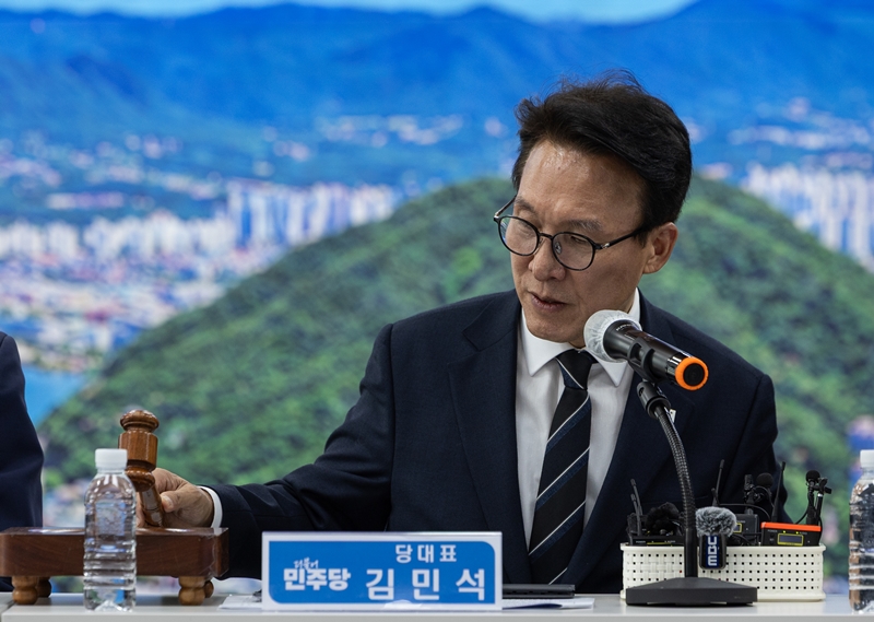 더불어민주당의 지지율이 14일 오차범위 내에서 국민의힘에 역전을 허용했다. 사진은 김민석 민주당 대표가 이날 강원 최고위원회의에서 의사봉을 두드리고 있는 모습. / 뉴시스