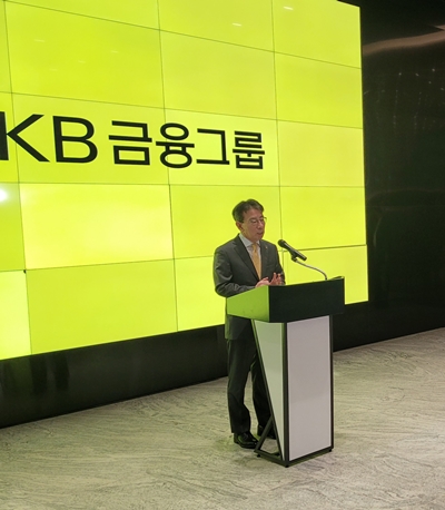 이재근 KB금융그룹 차기 회장 후보자가 14일 서울 여의도 KB금융 신관 로비에서 소감을 밝히는 모습. / KB금융그룹 