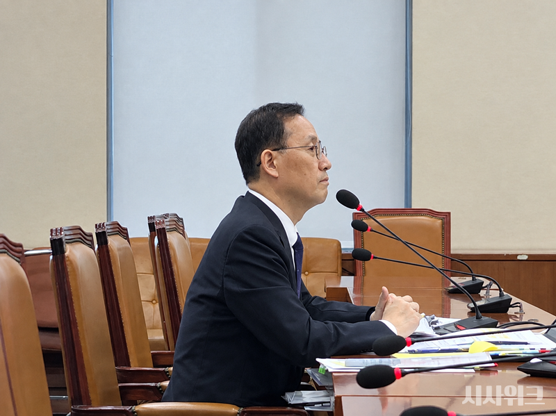 이형일 후보자는 15일 국회 재정경제기획위원회에서 열린 인사청문회에 참석했다. 이 후보자는 기획재정부 경제정책국장·차관보, 청와대 경제정책비서관 등 주요 경제 요직을 두루 거친 ‘거시경제통’으로 평가받는 만큼, 이번 청문회에서는 전문성보다는 과천 아파트 비거주 문제 등 도덕성 논란과 이재명 정부의 경제정책을 이끌 경제수장으로서의 정책 구상이 주요 검증 대상이 됐다. / 사진=김윤혁 기자