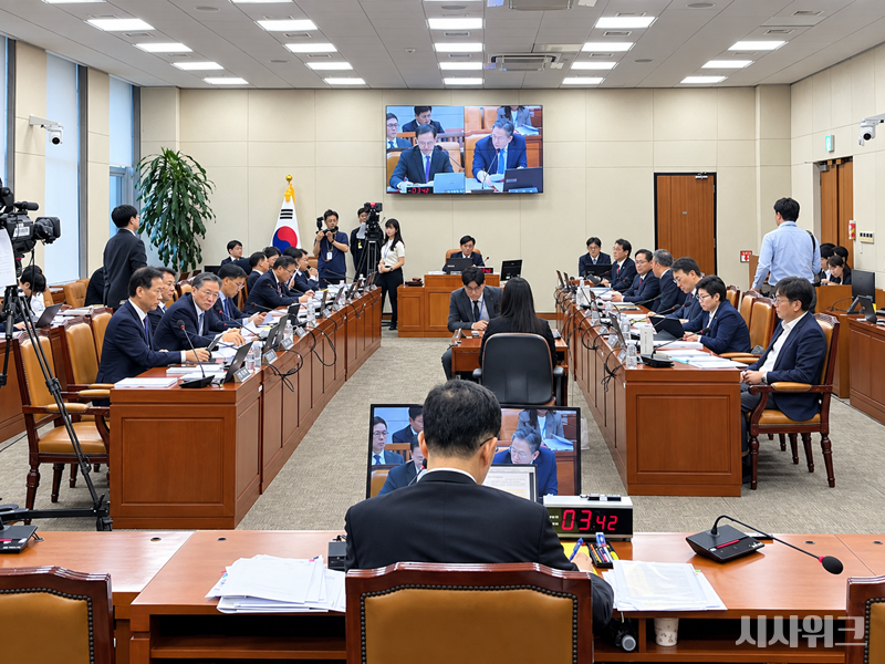 대한민국의 경제 정책을 총괄하게 될 이 후보자의 인사청문회가 비거주 1주택을 둘러싼 의문과 자료 제출 미비, 주요 경제 현안에 대한 원론적인 답변으로 점철됐다. 물론 제한된 청문회 자리에서 모든 정책의 세부적 해법을 제시하기 어렵다는 점을 감안하더라도, 경제수장에게는 우리 경제가 나아갈 방향을 제시해 국민들의 기대와 신뢰를 확보하는 역할이 요구된다. / 사진=김윤혁 기자