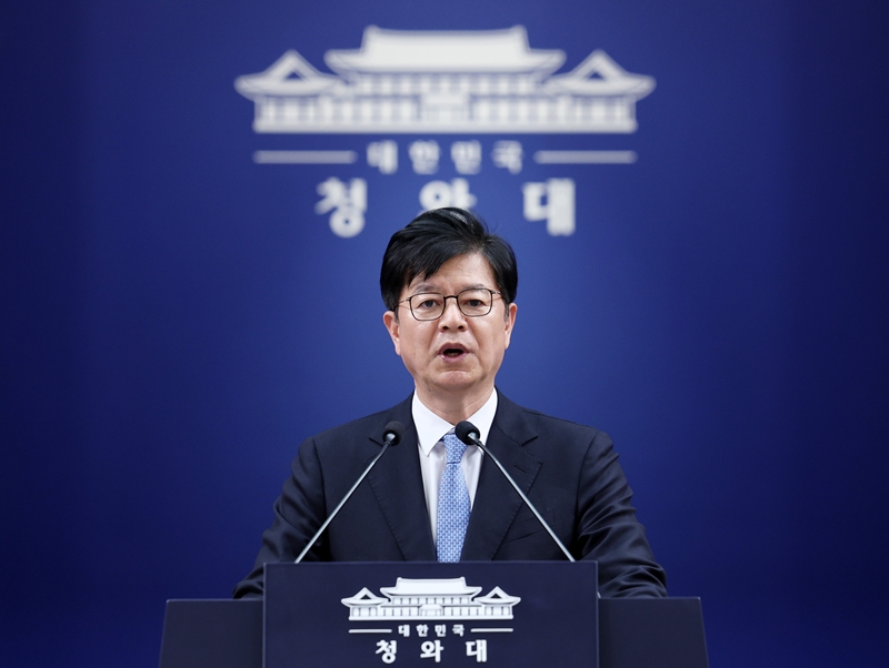 성기홍 홍보소통수석이 15일 청와대에서 오는 18일 예정된 이재명 대통령 기자회견 관련 브리핑을 하고 있다. / 뉴시스