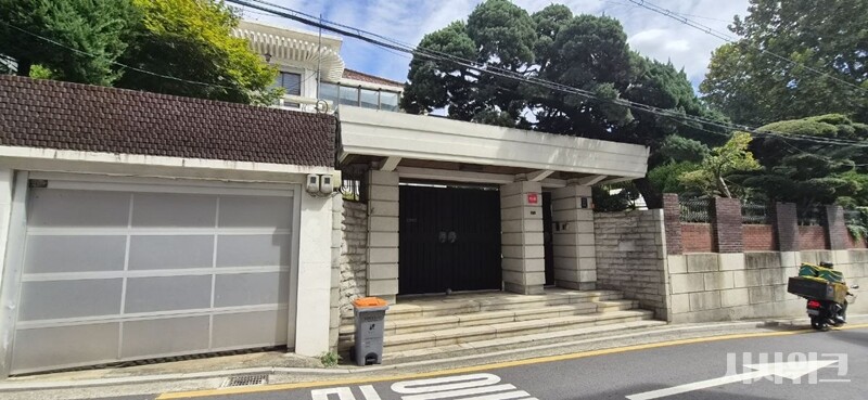 신영와코루는 지난 2022년 10월과 2023년 4월 두 차례에 걸쳐 서울 강남구 논현동에 소재한 단독주택을 총 203억원에 매입했다. / 이미정 기자
