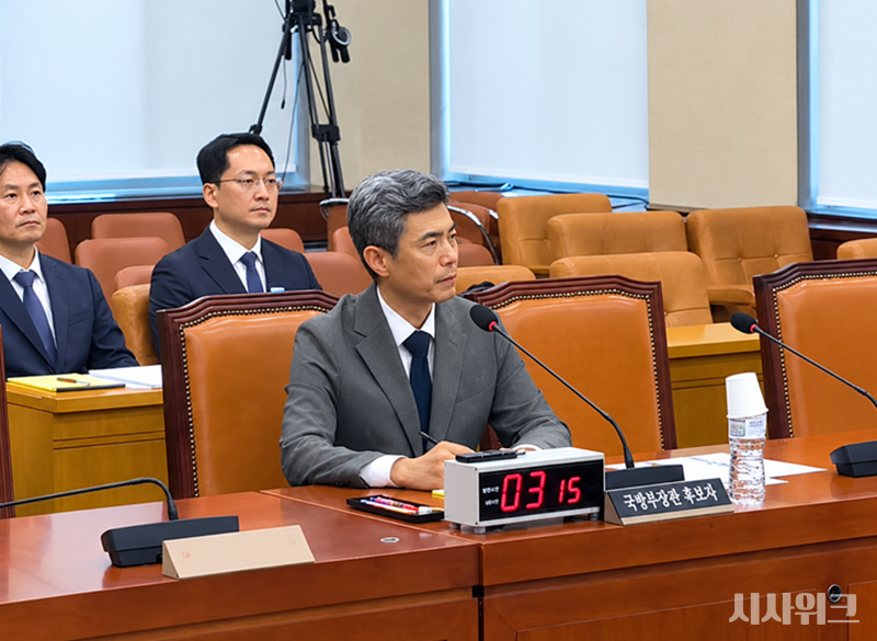 강신철 국방부장관 후보자가 16일 국회 국방위원회에서 열린 인사청문회에서 철거민 특별공급 부당 취득 및 장남의 분당 상가 매입 등 자신을 둘러싼 부동산 의혹에 대해 적극적으로 해명했다. / 사진=김윤혁 기자
