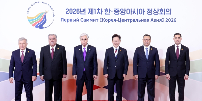이재명 대통령이 16일 서울의 한 호텔에서 열린 2026년 제1차 한-중앙아시아 정상회의에서 각국 정상들과 기념 촬영을 하고 있다. 왼쪽부터 샤브카트 미르지요예프 우즈베키스탄 대통령, 에모말리 라흐몬 타지키스탄 대통령, 카심-조마르트 토카예프 카자흐스탄 대통령, 이 대통령, 사디르 자파로프 키르기스스탄 대통령, 세르다르 베르디무하메도프 투르크메니스탄 대통령. / 뉴시스