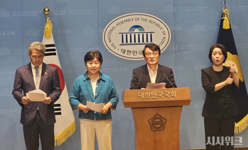 더불어민주당 소속 국회 법제사법위원들이 16일 국회 소통관에서 김승원 법무부 장관 후보자 관련 기자회견을 진행하고 있다. 왼쪽부터 김기표 의원, 서영교 법사위원장, 김의겸 법사위 여당 간사의 모습. / 전두성 기자