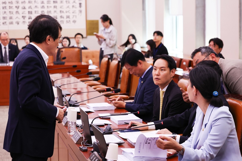 김의겸 국회 법사위 법안제1소위원장이 16일 오전 서울 여의도 국회에서 열린 법제사법위원회 법안심사제1소위원회에 민주당 의원들과 이야기를 나누고있다. / 뉴시스