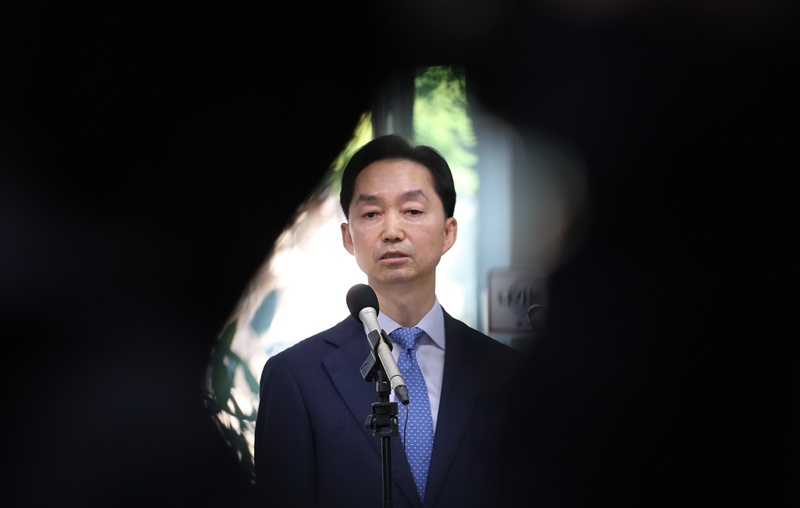 검찰개혁을 둘러싼 여권 내부의 엇박자가 이어지고 있다. 검찰 출신인 김지용 초대 중대범죄수사청장 후보자의 적절성을 둘러싼 반발에 이어, 성폭력처벌법 개정 과정에서도 검찰 수사권 폐지 원칙과 피해자 보호 방안을 놓고 이견이 불거졌다. 사진은 김지용 중수청장 후보자. / 뉴시스