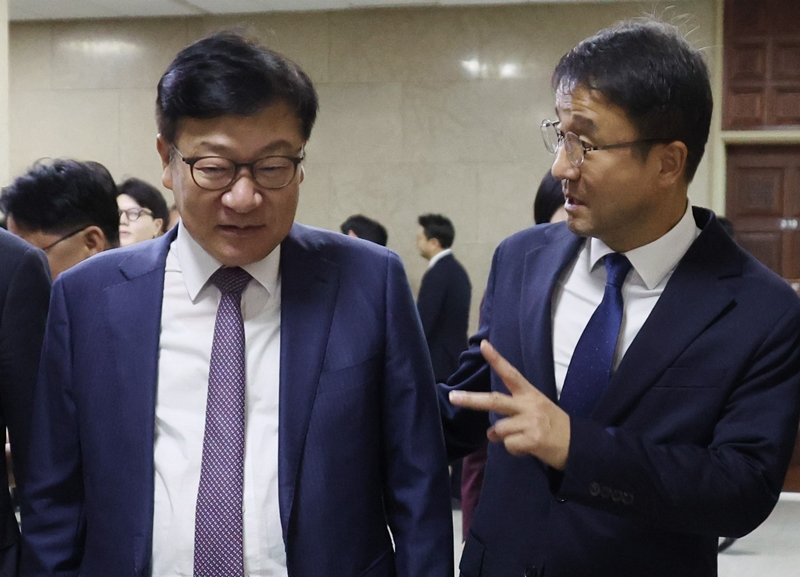 국민의힘이 김승원 법무부 장관 후보자에 대한 지명 철회 및 자진 사퇴 등을 요구하기 위한 장외투쟁을 예고하자, 더불어민주당은 비판 목소리를 높였다. 사진은 한병도(오른쪽) 민주당, 정점식 국민의힘 원내대표가 지난 16일 국회에서 열린 국회운영위회 전체회의를 마친 뒤 대화를 나누며 이동하고 있는 모습. / 뉴시스