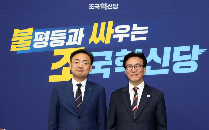 신장식 조국혁신당 대표가 지난달 24일 서울 여의도 국회에서 김민석 더불어민주당 대표를 접견하며 기념촬영을 하고 있다. / 뉴시스