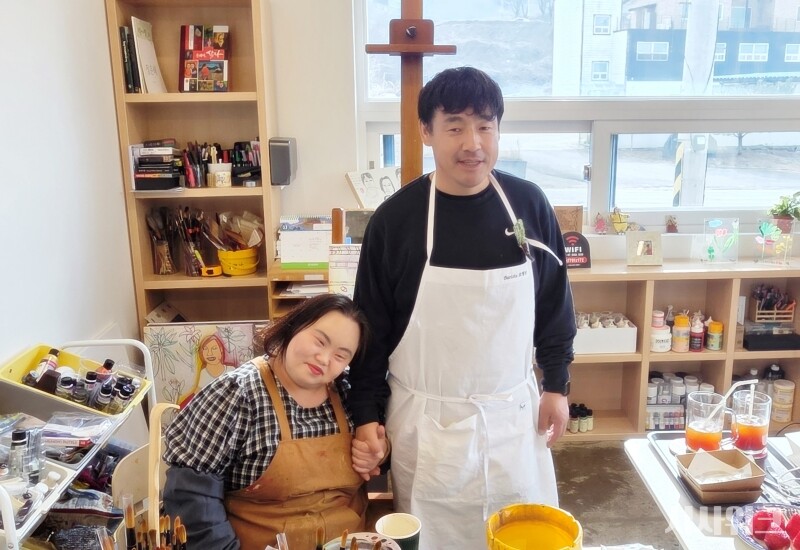 지난해 SBS 연예대상에서 ‘선한영향력’ 상을 수상한 서은혜·조영남 부부는 “발달장애인도 결혼 생활을 할 수 있다는 것을 보여줄 수 있어 좋았다”고 소감을 밝혔다. / 이민지·권정두 기자