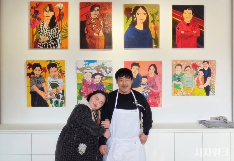 발달장애인 화가인 서은혜(개명 전 정은혜) 씨와 남편 조영남 씨는 유튜브와 방송 예능 프로그램 출연으로 많은 관심과 사랑을 받고 있다. / 이민지·권정두 기자