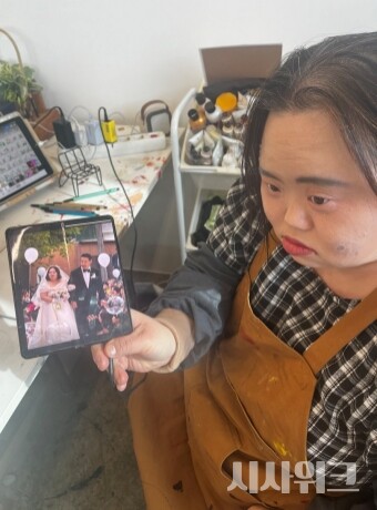지난해 결혼식을 올리고 부부가 된 서은혜 씨와 조영남 씨는 ‘권리중심 중증장애인 맞춤형 공공일자리’에서 만나 사랑을 싹틔웠다. 서은혜 씨가 출연한 드라마를 봤던 조영남 씨가 매일 아침 커피를 내려주며 마음을 전했다고 한다. / 이민지·권정두 기자