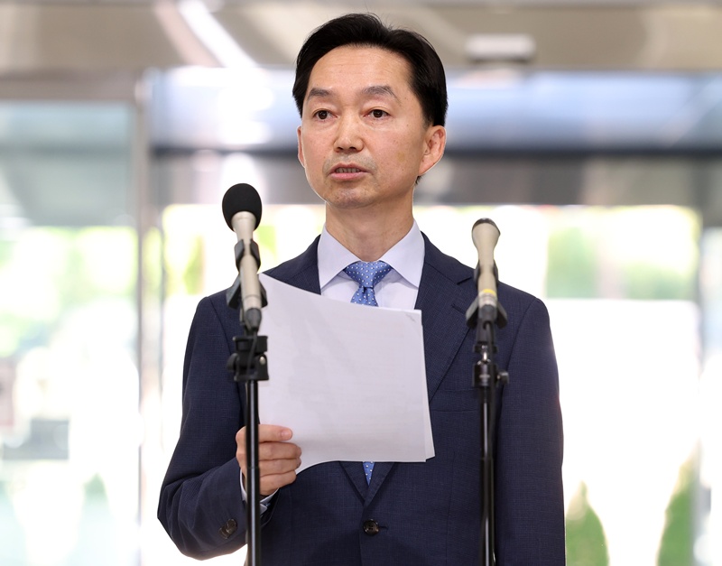 김지용 초대 중대범죄수사청장 후보자가 지난 14일 정부서울청사에서 자신을 둘러싼 ‘친윤 검사·검찰주의자’ 논란에 대한 입장을 밝히고 있다. 김 후보자는 검찰 재직 당시 보완수사 필요성을 주장한 것은 범죄 피해자 보호 공백을 우려했기 때문이라고 설명했다. / 뉴시스