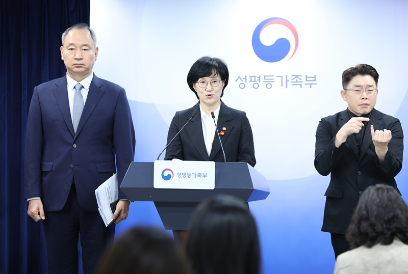 성평등가족부와 보건복지부, 식품의약품안전처는 16일 정부서울청사에서 브리핑을 열고 임신 9주 이하 임산부를 대상으로 임신중지 약물 ‘미프진’을 도입한다고 밝혔다. 사진은 원민경 성평등가족부장관이 16일 오전 서울 종로구 정부서울청사에서 인공임신중지 약물 도입 방안을 발표하는 모습. / 뉴시스