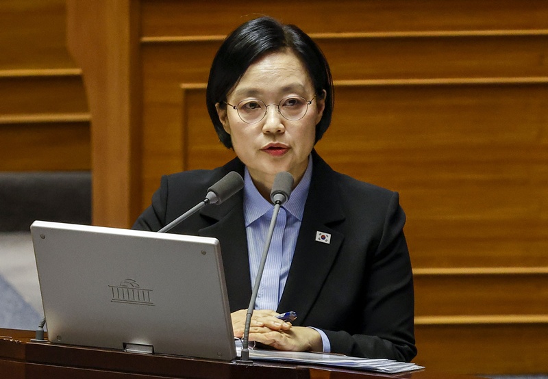 정부는 가격 정보가 충분히 공개될 수 있도록 관리하겠다고 밝혔다. 의료기관이 비급여 가격을 고지하고, 건강보험심사평가원에 관련 가격 정보를 보고하도록 하겠다는 계획이다. 또 의료기관별 가격 비교 정보도 공개하겠다고 덧붙였다. 사진은 한성숙 국무총리가 14일 서울 여의도 국회에서 열린 제439회국회(정기회) 제8차 본회의 교육·사회·문화 분야 대정부질문에 참석한 모습. / 뉴시스
