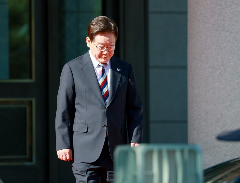 이재명 대통령의 오는 18일 기자회견은 지지율이 30% 초반까지 하락한 상황에서 위기를 돌파하기 위한 카드라는 해석이 지배적이다. 사진은 이 대통령의 모습. / 뉴시스