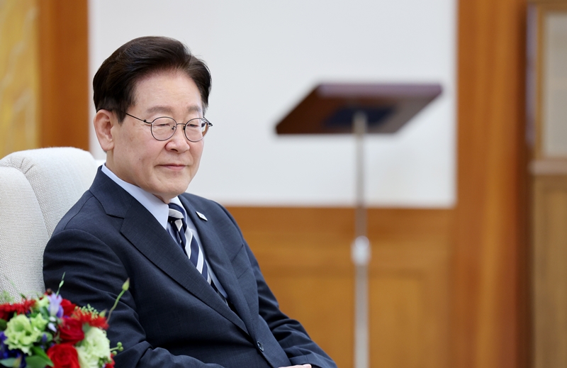 정치권에선 이재명 대통령이 오는 18일 기자회견을 통해 지지율 반등의 기회를 만들기 위해선 ‘공소취소’ 문제와 ‘연임 개헌론’에 대한 입장을 분명히 밝혀야 한다는 의견이 분출하고 있다. 사진은 이 대통령의 모습. / 뉴시스