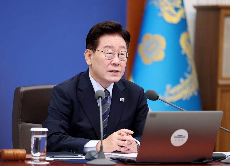 정부는 16일 임신중지 약물 ‘미프진’의 국내 도입을 공식화했다. 2019년 헌법재판소가 낙태죄에 대해 헌법불합치 결정을 내린 지 7년 만이다. 사진은 이재명 대통령이 1일 청와대에서 열린 국무회의에서 발언하는 모습. / 뉴시스