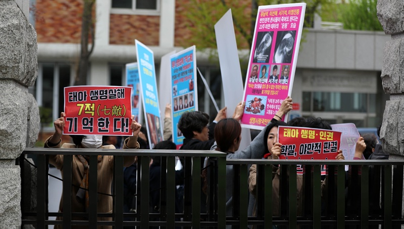 일각에서는 임신중지 약물의 안전성에 대한 객관적 검증과 법적 기준 마련이 우선돼야 한다는 반발이 나온다. 임신중지 약물 사용은 정확한 진단과 응급의료 대응, 사후관리 등이 필요한 중대한 의료행위인 만큼, 관련 제도가 제대로 마련되지 않은 상태에서 도입할 경우 의료현장에 혼란이 생길 수 있다는 지적이다. 사진은 생명사랑국민연합 등 단체가 2019년 4월 18일 오전 서울 종로구 헌법재판소 앞에서 낙태죄 헌법불합치 결정을 규탄하는 기자회견을 하는 모습. / 뉴시스