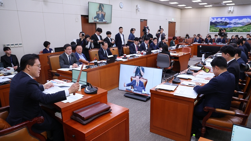 송석준 국회 외교통일위원회 위원장이 17일 서울 여의도 국회에서 열린 외교통일위원회 전체회의에서 의사봉을 두드리고 있다. / 뉴시스