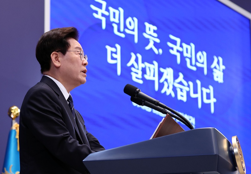 이재명 대통령이 18일 청와대 영빈관에서 열린 기자회견 '국민의 뜻, 국민의 삶 더 살피겠습니다'에서 발언하고 있다. / 뉴시스