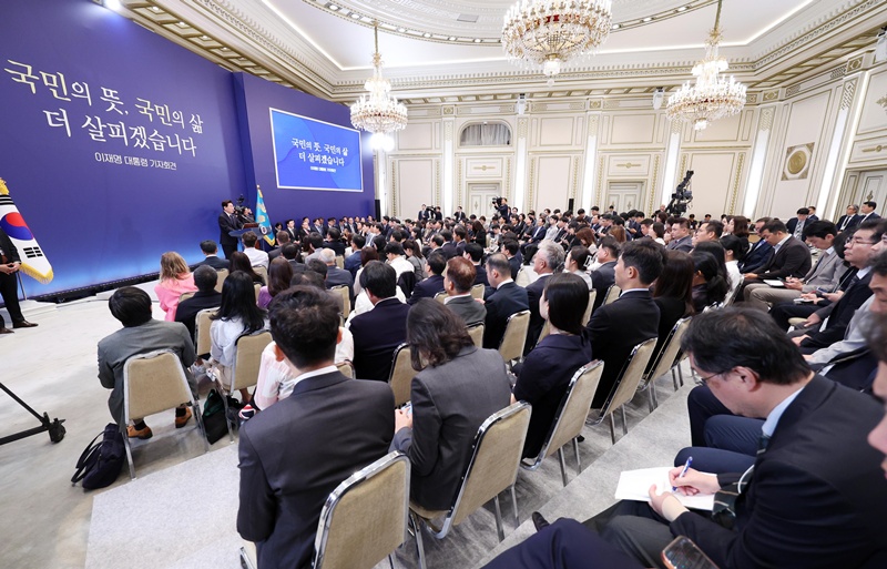 이재명 대통령은 18일 기자회견에서 지방선거 이후 나타난 국민의 실망과 우려에 대해 “모두 저의 부족함 때문”이라며 민생·개혁·통합을 중심으로 국정 운영을 재정비하겠다고 밝혔다. / 뉴시스