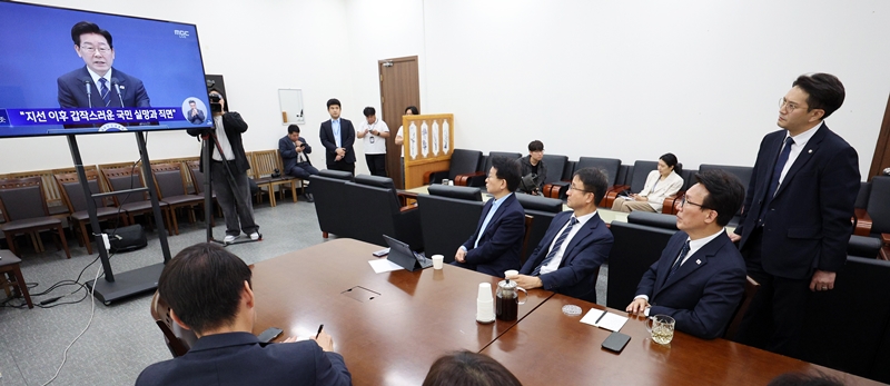 김민석 더불어민주당 대표 등 지도부가 18일 국회에서 이재명 대통령 기자회견 방송을 시청하고 있다. / 뉴시스