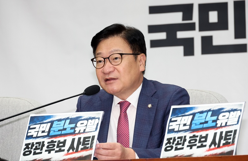 정점식 국민의힘 원내대표는 18일 원내대책회의에서 며 “아무리 경기도 채무를 갚는다는 취지가 좋다고 하더라도 설득과 소통 없이 갑자기 예산 지원을 끊는 것은 잘못”이라고 지적했다. / 뉴시스