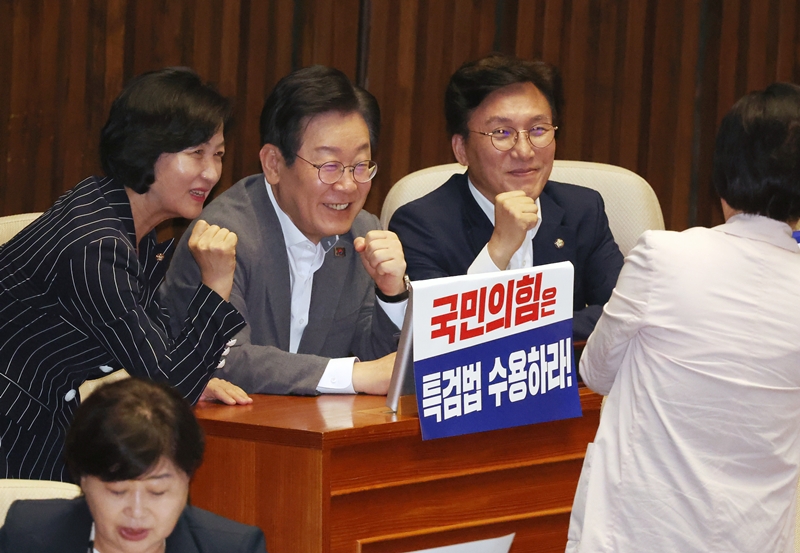 민주당 내부 통합의 걸림돌로 떠오른 것은 추미애 경기지사다. 추 지사는 연일 이재명 대통령과 김 대표를 겨냥한 발언을 이어가고 있으며 추 지사의 탈당을 요구하는 청원까지 등장했다. / 뉴시스