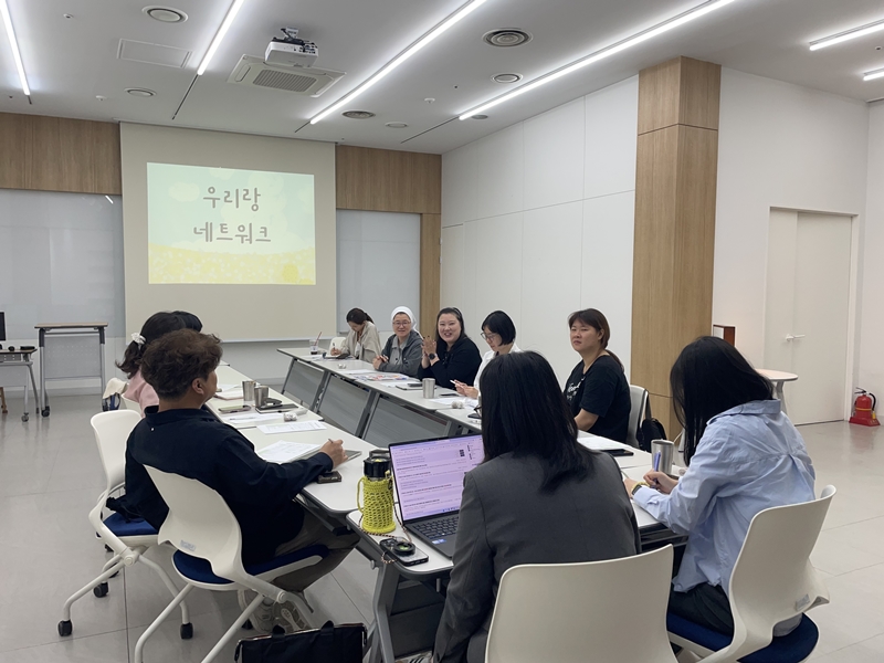 아리랑도서관은 마을in수다 의제 선정을 위해 ‘네:온 우리랑’ 회의를 통해 의제 발굴을 1차 논의한다. / 아리랑도서관