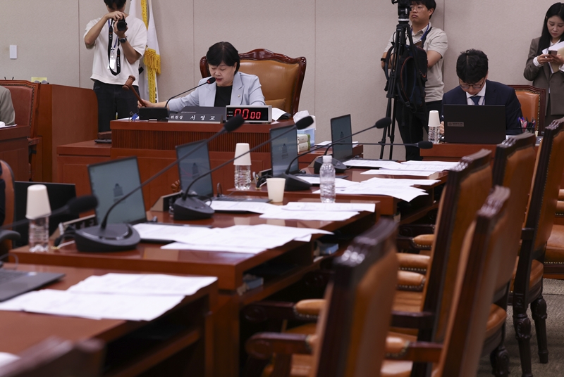 김승원 법무부 장관 후보자에 대한 인사청문경과보고서(이하 보고서)가 더불어민주당 주도로 채택되자, 국민의힘에선 보고서 채택 시 재적 위원 3분의 2 이상이 찬성하도록 하는 내용이 담긴 이른바 ‘김승원 방지법(인사청문회법 개정안)’을 추진하고 있다. 사진은 지난 17일 국회에서 열린 법사위 전체회의에서 김 후보자 보고서 채택의 건에 반발한 국민의힘 의원들이 퇴장해 자리가 비어 있는 모습. / 뉴시스