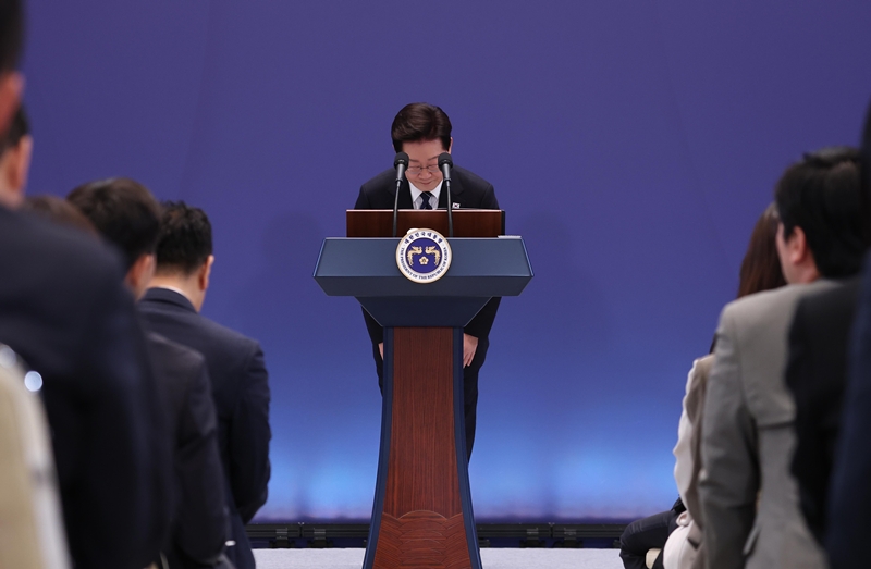 이재명 대통령이 18일 청와대 영빈관에서 기자회견 '국민의 뜻, 국민의 삶 더 살피겠습니다'를 마친 뒤 인사를 하고 있다. / 뉴시스