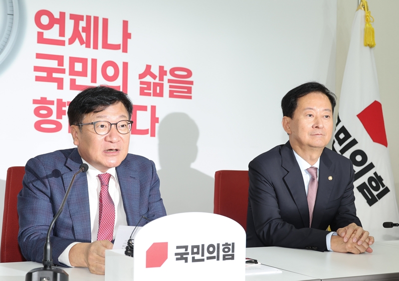 정점식(왼쪽) 국민의힘 원내대표가 18일 여의도 국회에서 이재명 대통령의 기자회견 관련 기자간담회를 하고 있다. / 뉴시스