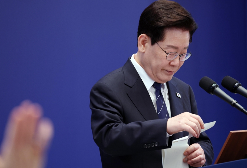 이재명 대통령이 18일 청와대 영빈관에서 열린 기자회견 '국민의 뜻, 국민의 삶 더 살피겠습니다'에서 메모지를 넘기고 있다. / 뉴시스