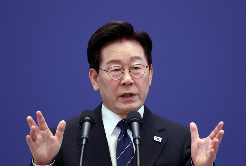 이재명 대통령이 18일 청와대 영빈관에서 열린 기자회견 '국민의 뜻, 국민의 삶 더 살피겠습니다'에서 취재진 질문에 답변하고 있다. / 뉴시스
