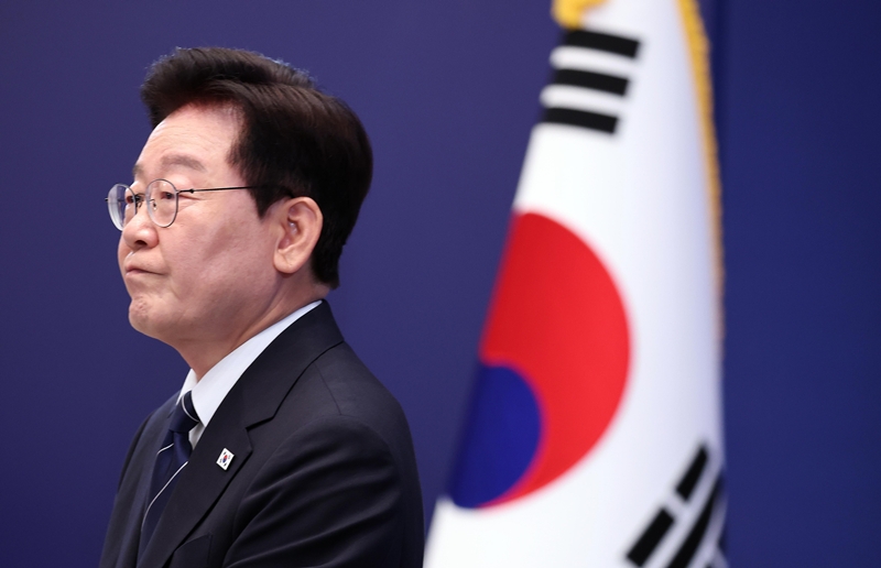 이재명 대통령이 18일 청와대 영빈관에서 열린 기자회견 '국민의 뜻, 국민의 삶 더 살피겠습니다'에서 취재진 질문을 듣고 있다. / 뉴시스