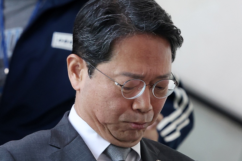 김승원 법무부 장관 후보자가 19일 오전 서울 여의도 국회 소통관에서 기자회견을 마치고 이동하고 있다. 이날 김 후보자는 후보직을 사퇴했다. / 뉴시스