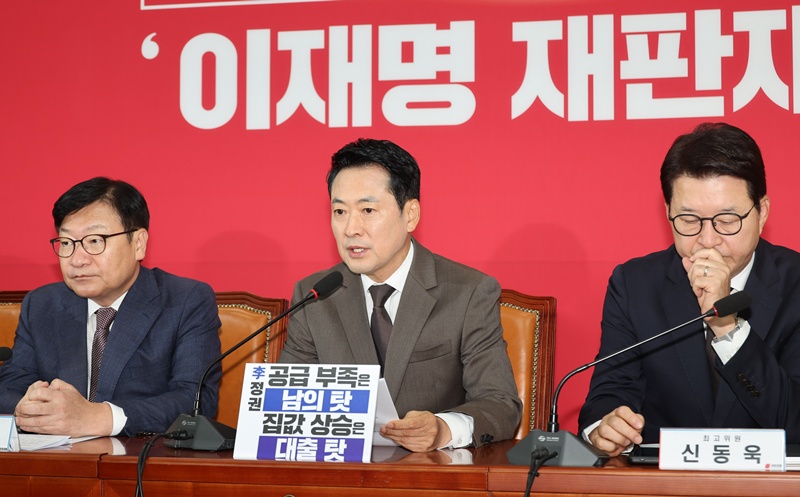 장동혁 국민의힘 대표는 21일 국회에서 열린 최고위원회의에서 김 의원의 후보자직 사퇴를 두고 “지켜보면 볼수록 잘 된 인사라는 김승원. 이게 민주당의 수준”이라고 비판했다. 사진은  장동혁 국민의힘 대표가 21일 여의도 국회에서 열린 최고위원회의에서 발언하는 모습. / 뉴시스