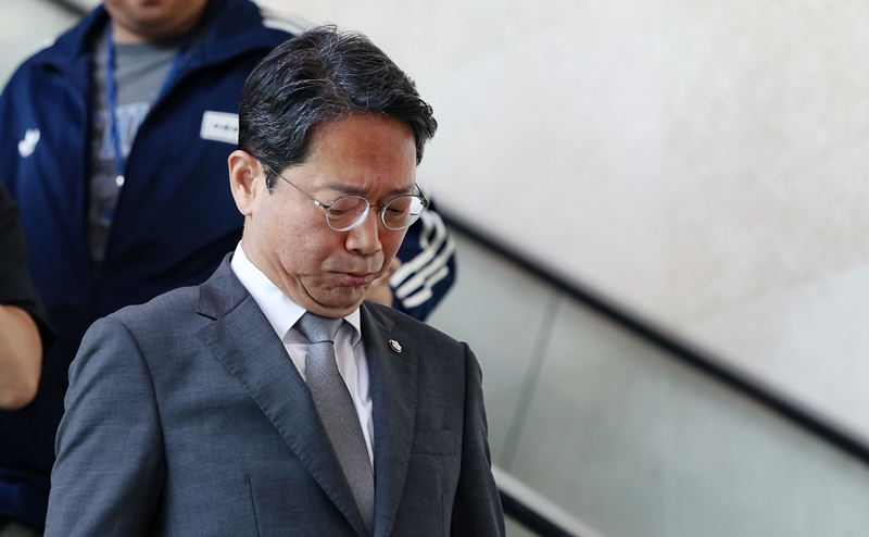 김승원 법무부 장관 후보자가 지난 19일 오전 서울 여의도 국회 소통관에서 기자회견을 마치고 이동하고 있다. 이날 김 후보자는 후보직을 사퇴했다. / 뉴시스