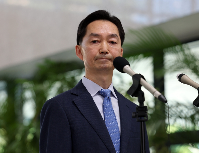 김지용 중대범죄수사청장 후보자가 지난 14일 오후 서울 종로구 정부서울청사 창성동 별관에서 최근 현안 관련 입장 표명을 마친 후 취재진의 질문을 듣고 있다. / 뉴시스
