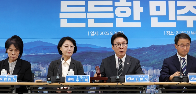 이재명 대통령의 기자회견 후 더불어민주당이 ‘초심·겸손’을 강조하며 자세를 낮췄다. 사진은 김민석 대표가 21일 경기 의정부시 경기도청 북부청사에서 열린 경기 최고위원회의 시작을 알리며 의사봉을 두드리고 있는 모습. / 뉴시스