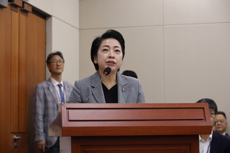 21일 황정아 더불어민주당 의원(사진)이 과학기술정보통신부로부터 제출받아 공개한 ‘연도별 상반기 취약계층 통신요금 감면 현황’ 자료에 따르면 미감면자 수는 2024년 202만명, 2025년 205만명, 2026년 210만명으로 지속적으로 증가했다. / 황정아 의원실