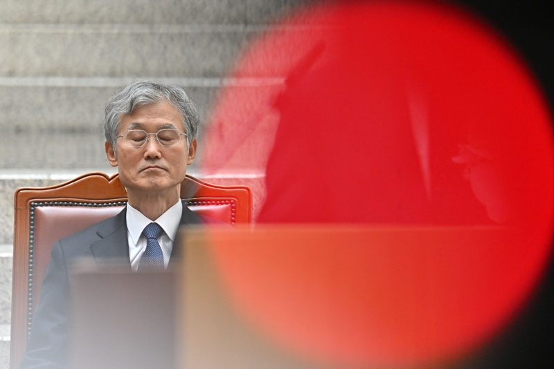 논란은 지난달 18일 조희대 대법원장이 노태악 전 대법관과 이흥구 전 대법관의 후임으로 손봉기 대구지법 부장판사와 김성수 서울고법 부장판사를 각각 제청하면서 시작됐다. 사진은 조희대 대법원장이 21일 서울 서초구 대법원에서 열린 김성수 신임 대법관 취임식에서 김 대법관의 취임사를 경청하는 모습. / 뉴시스
