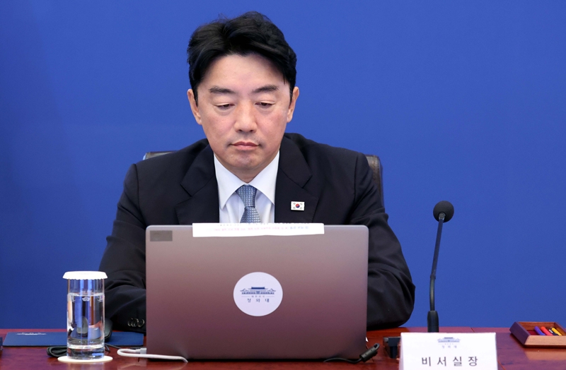강훈식 비서실장이 21일 청와대에서 열린 수석보좌관회의에 참석해 있다. 이날 강 비서실장은 사의를 표명 했다. (청와대통신사진기자단) / 뉴시스