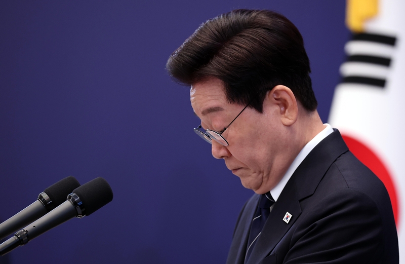 이재명 대통령이 지난 18일 청와대 영빈관에서 열린 기자회견 '국민의 뜻, 국민의 삶 더 살피겠습니다'에서 취재진 질문을 듣고 있다. / 뉴시스
