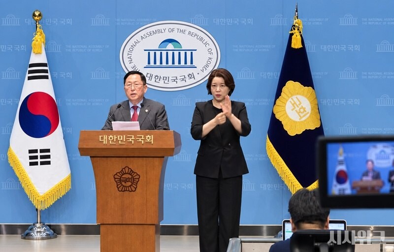 지형 변화에 따른 지뢰 매설 가능성이 꾸준히 제기돼 오던 중 사고가 발생하며 더욱 논란이 되고 있다. 사진은 이날(21일) 국회에서 긴급 기자회견을 연 유용원 국민의힘 의원의 모습. / 사진=김두완 기자