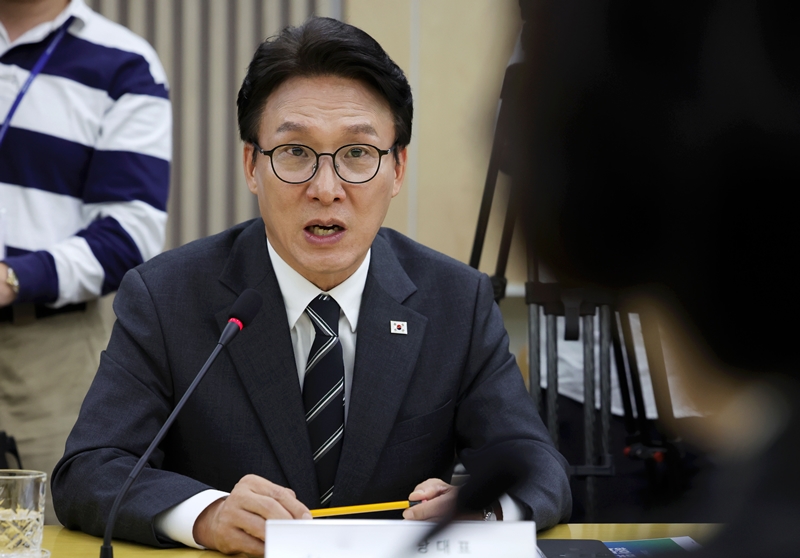 이재명 대통령이 기자회견에서 자신을 둘러싼 ‘연임 개헌론’에 선을 그으면서, 더불어민주당은 즉각 개헌 추진에 드라이브를 걸고 있다. 사진은 김민석 대표의 모습. / 뉴시스
