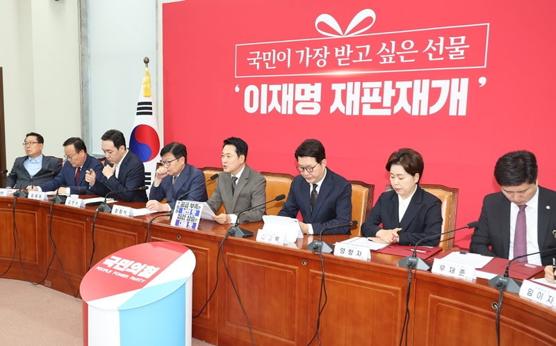 더불어민주당이 개헌 추진에 드라이브를 걸고 있지만, 국민의힘이 호응하지 않으면서 개헌 논의가 이뤄질지는 미지수인 상황이다. 사진은 장동혁 국민의힘 대표가 21일 국회에서 열린 최고위원회의에서 발언하고 있는 모습. / 뉴시스