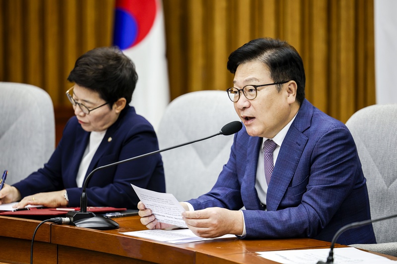 정점식 국민의힘 원내대표는 22일 국회에서 열린 원내대책회의에서 “아직 단정 짓기는 어렵지만 북한 지뢰일 가능성이 높아 보인다”며 “최근 북한이 수차례 군사분계선(MDL)을 침범해서 지뢰를 매설하지 않았느냐”고 말했다. / 뉴시스