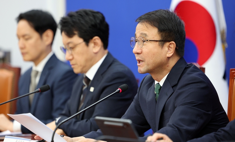 한병도 더불어민주당 원내대표가 22일 서울 여의도 국회에서 열린 원내대책회의에서 발언하고 있다. / 뉴시스